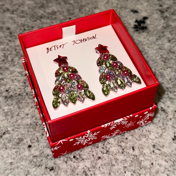 🎄NWT🎄 Betsey Johnson Crystal Christmas Tree Earrings - Picture 2 of 7